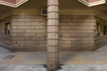 Ochava marmolada con columna en el barrio de Recoleta (2018)