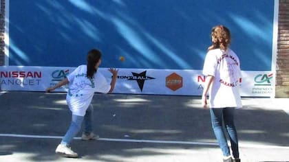Dos chicas juegan al frontball en Paraná