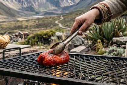 Frotar un morrón rojo sobre el hierro caliente permite que se liberen los jugos naturales y ácidos que limpian las impurezas