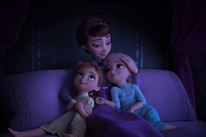 Recuerdos del pasado: la reina Iduna junto a sus dos pequeñas hijas, Elsa y Anna