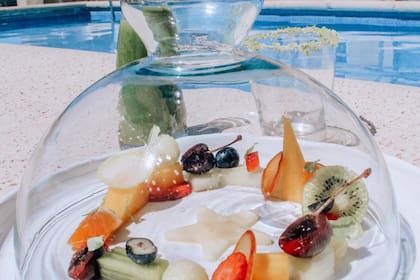 Frutas de estación y jugo de kale