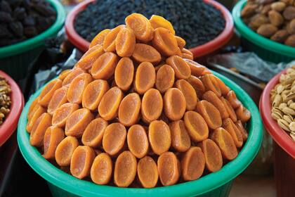 Frutos secos y desecados, típicos de los mercados de Uzbekistán.