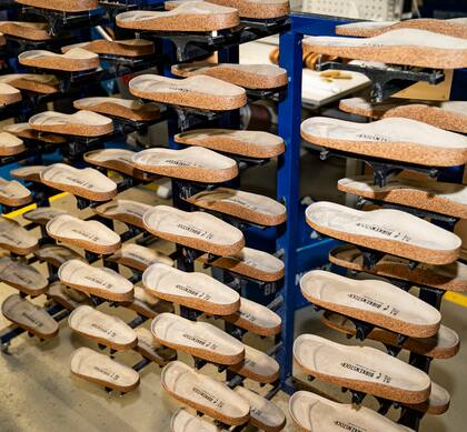 Las plantillas están inspiradas en la huella natural que deja el pie en la arena.