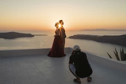 Fu Cihang, izquierda, y Yao Kai posan en la isla griega de Santorini en su sesión de fotos previa a la boda