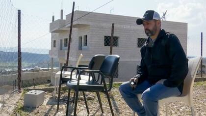 Fuad vigila su pueblo, pero asegura que se siente impotente frente a los ataques de colonos.