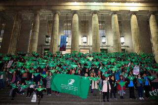 Aborto: alumnos y docentes de Derecho UBA se manifestaron con un "pañuelazo"