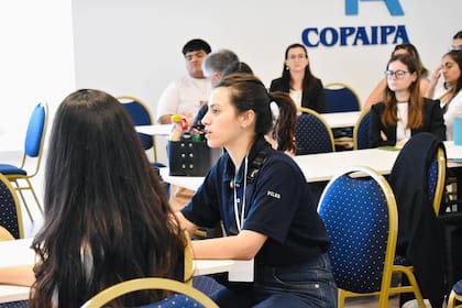 "Fue así que comencé a dar formación en oratoria y debate y con la práctica el miedo desapareció, se transformó en pasión por enseñar, por transmitir, por ver a otros romper esa zona de confort, romper ese miedo a expresarse”