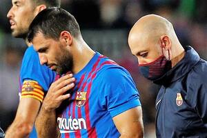 Fue ayer, ante Alavés: el Kun Agüero se retira con un dolor en la garganta en Barcelona-Alaves