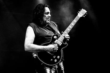 Pappo y su mítica Gibson Les Paul negra. (Fuente: Rock es Cultura)