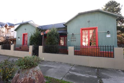 Fue construida en 1924 por el carpintero Luis Tosi, por encargo del maestro Antonio Ragusi, hijo de un inmigrante italiano que llegó a San Martín de los Andes a principios del siglo XX