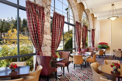 Fue construido con la tradicional piedra de color rosado local en 1931 en uno de los sitios más lindos de Jerusalén