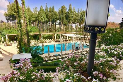 Fue construido con la tradicional piedra de color rosado local en 1931 en uno de los sitios más lindos de Jerusalén