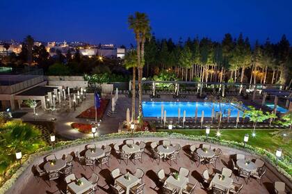 Fue construido con la tradicional piedra de color rosado local en 1931 en uno de los sitios más lindos de Jerusalén