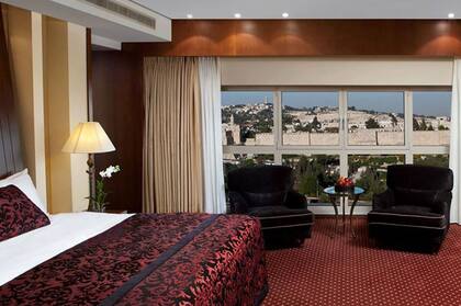 Fue construido con la tradicional piedra de color rosado local en 1931 en uno de los sitios más lindos de Jerusalén