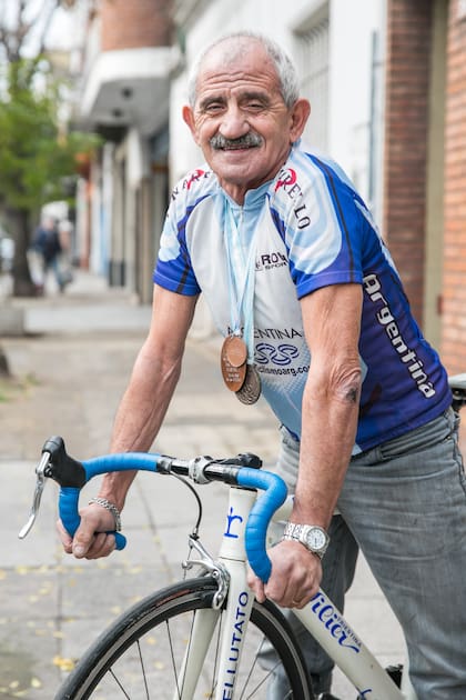 Fue contemporáneo y amigo de Carlos Alberto “Indio” Vázquez, a quien se refiere como "uno de los más grandes ciclistas de nuestro país”.