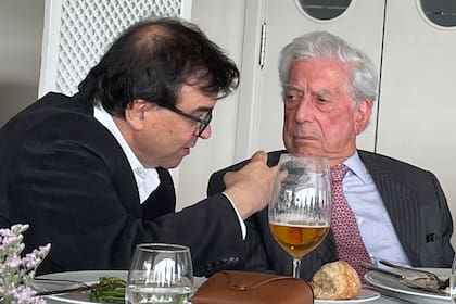 "Fue de una generosidad desbordante conmigo, y contribuyó de manera decisiva a darme a conocer internacionalmente", dice Cercas de Mario Vargas Llosa