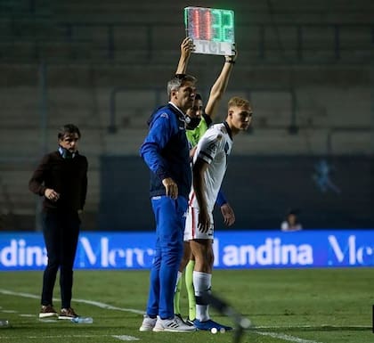 Fue el 31 de marzo de 2021, padre e hijo, el debut del delantero Mateo Pellegrino en la Primera de Vélez, con su padre como entrenador