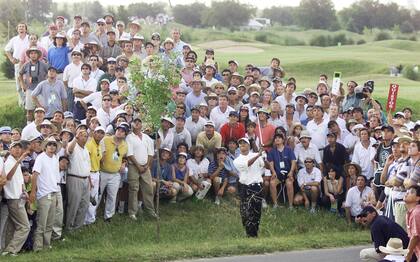 Fue el 8 de diciembre de 2000: Tiger Woods prueba llegar al green del hoyo 13 del Buenos Aires Golf Club, durante la segunda vuelta