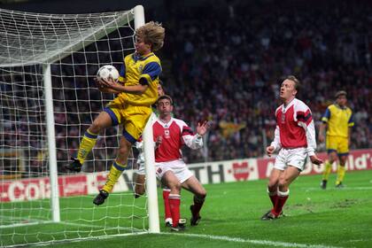 Fue figura en el Mundial 1994 con la selección de Suecia, convirtiendo tres goles en siete partidos y logrando el tercer puesto