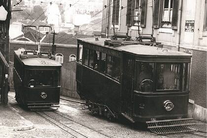 Fue inaugurado el 24 de octubre de 1885 y su diseño pertenece al ingeniero portugués Raoul Mesnier du Ponsard