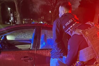 Fue interceptado en un punto de inspección, donde agentes descubrieron a los pasajeros ocultos