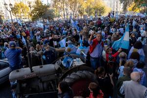 En un masivo acto, el campo pidió que “le saque las manos de encima”