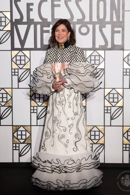 Fue musa y amiga entrañable durante 45 años de Karl Lagerfeld, quien fuera director creativo de Chanel y el responsable de que buena parte de su guardarropa lleve el sello de la icónica maison francesa. Esa alianza entre Carolina y la marca sigue firme a pesar de la muerte del Káiser (en febrero de 2019). De hecho, su hija Charlotte hoy es embajadora de la marca. En esta imagen vemos a la princesa de Mónaco con un look inolvidable: en el Baile de la Rosa de 2017.