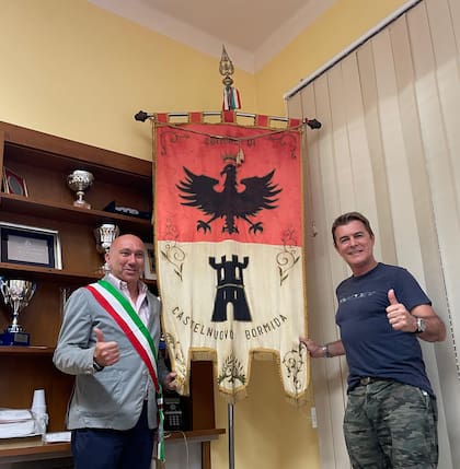 "Fue muy emocionante", aseguró el actor sobre su visita a Castelnuovo Bormida, el pequeño pueblo de la provincia de Alessandria, en la región de Piamonte, de donde emigraron su bisabuelo y su abuelo materno