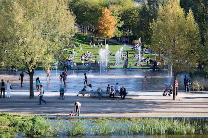Fue pensado también como un punto de encuentro entre los habitantes de Clichy-Batignolles, con distintos espacios para la recreación y el ocio.