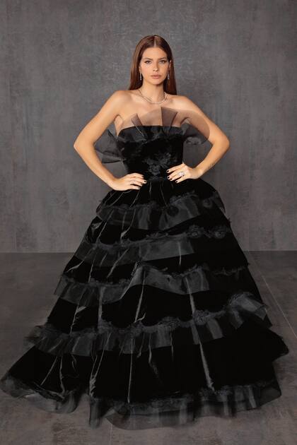 Fue protagonista de la gran noche de la ficción en español con un glamoroso diseño de la firma Yolancris en color negro, con falda de volados y tul, que complementó con zapatos Jimmy Choo, el pelo suelto y alhajas Rabat de diamantes y oro blanco.