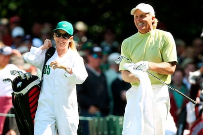 "Fue un error", dijo Evert sobre su relación con el golfista Greg Norman. Aquí, cuando le hizo de caddie en Augusta 2009