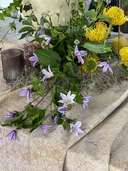 “Fue un placer y un regalo jugar con todas estas texturas y flores: un verdadero regalo de la vida el poder trabajar con estas joyas de la naturaleza y transformar el espacio en un lugar mágico".