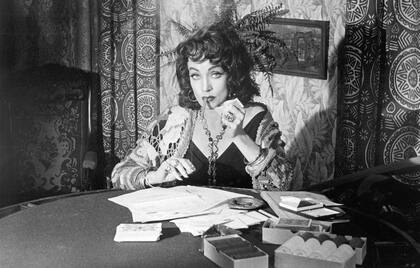 Fue una de las últimas apariciones de Marlene Dietrich en la pantalla, y la que siempre consideró su mejor interpretación.