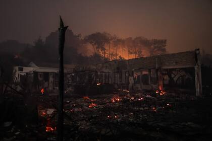 Un restaurante destruido por las llamas debido a un incendio forestal que se propaga en el área cercana a la playa de Cazaux