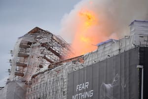 Un incendio arrasa el histórico edificio de la Bolsa