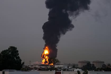 Fuego y una columna de humo se elevan tras el impacto de un dron contra un tanque de combustible la madrugada del lunes 16 de marzo de 2026, lo que obligó a la suspensión temporal de vuelos cerca del Aeropuerto Internacional de Dubái, en los Emiratos Árabes Unidos