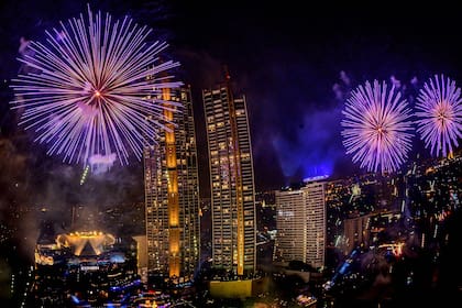 Fuegos artificiales de Nochevieja estallan sobre el río Chao Phraya durante el espectáculo de fuegos artificiales de Nochevieja en Bangkok