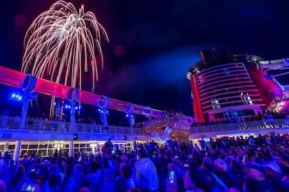 Fuegos artificiales por la noche en la cubierta