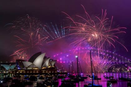 Fuegos artificiales sobre el puerto de Sidney durante las celebraciones de año nuevo en Sidney, Australia