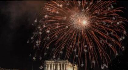 Fuegos artificiales sobre la Acrópolis en Atenas, Grecia, para celebrar la llegada de 2022