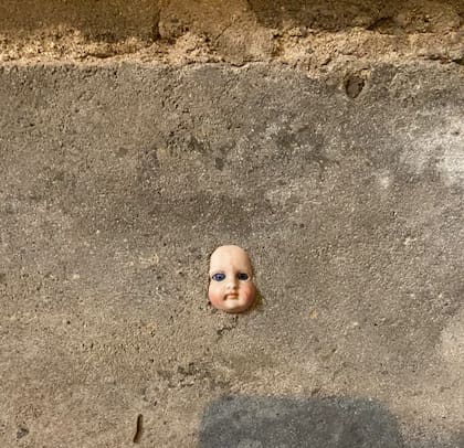 La nueva propietaria de la casa neoyorquina hizo el descubrimiento en su sótano. Según un usuario de Twitter, puede tratarse de una tendencia común de los años 60 y 70. Fuente: @missjellinsky/Twitter