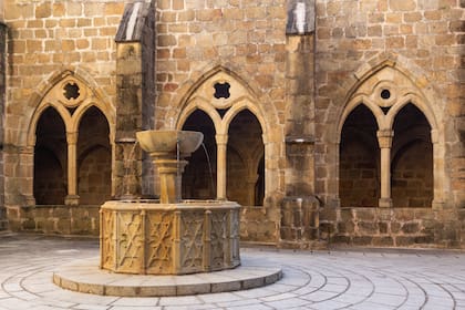 Fuente de agua en un patio de Plasencia