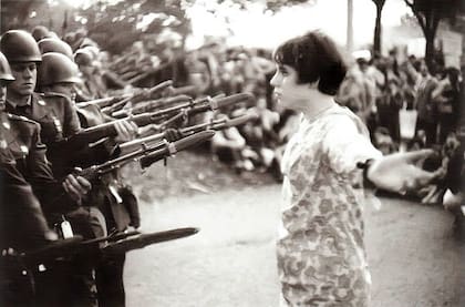 Los jóvenes desafiaban a los rifles en el Mayo Francés