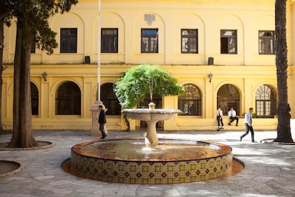 Fuente y patio central del colegio Monserrat