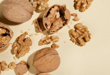 Fuentes de fibra son los granos integrales, legumbres, frutas, verduras, nueces y semillas