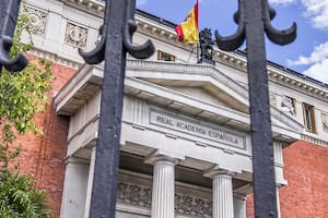 La RAE analizará con “rigor” los planteos del autor de "Alatriste"