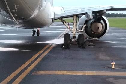Fuentes del aeropuerto informaron que el avión no puede circular por fuera del área amarilla