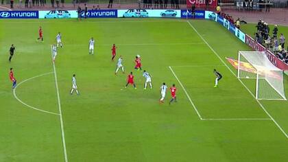 Fuenzalida está adelantado, pero ¿la tocó antes Aránguiz?