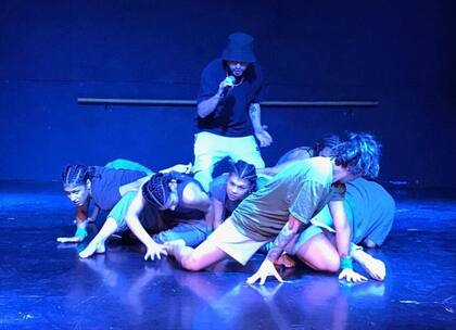 Fuera de Foco con su obra "Quien levante la mano" en el Centro Cultural Crear Vale la Pena