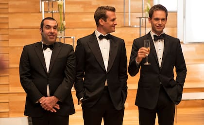 Fuera de la oficina, la vida social del estudio también es una oportunidad para el impecable smoking